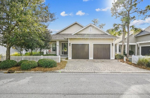Luxury retreat with screened porch, BBQ, pond view, firepit, pool & beach access