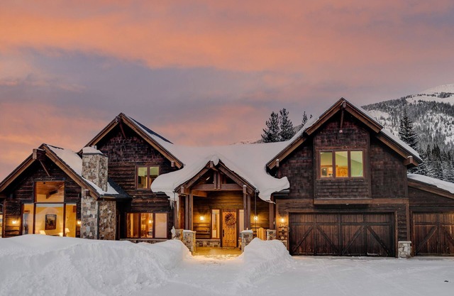 Luxury Retreat w/Mountain Views + Hot Tub + Ski Shuttle - Royal Retreat