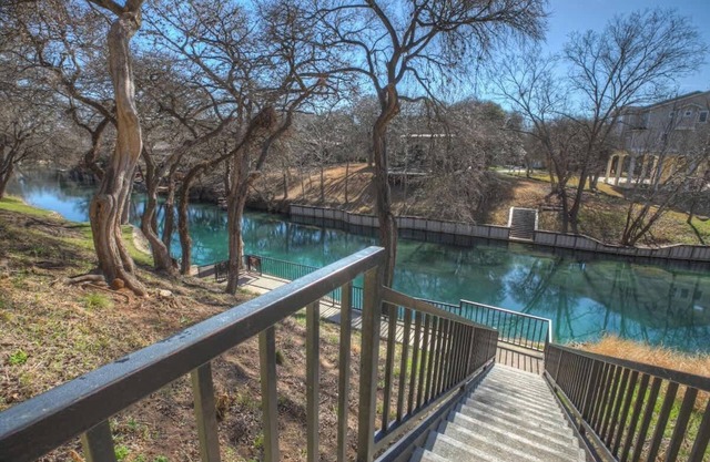 Luxury Riverfront Condo 1 BLK to Schlitterbahn!