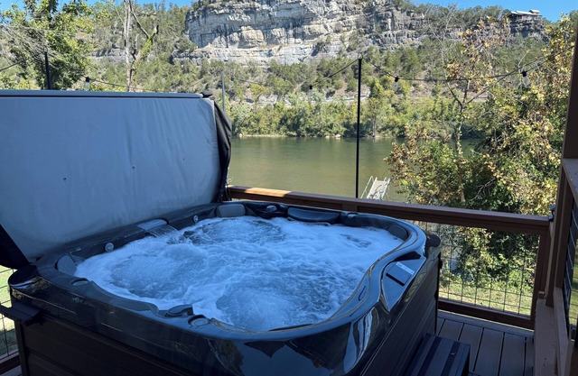 Luxury Riverfront Lodge Fishing, Hot Tub & Ozark Views”n
