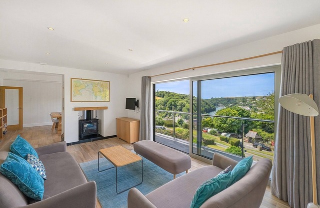 Luxury Riverside getaway in Noss Mayo with stunning views over the River Yealm