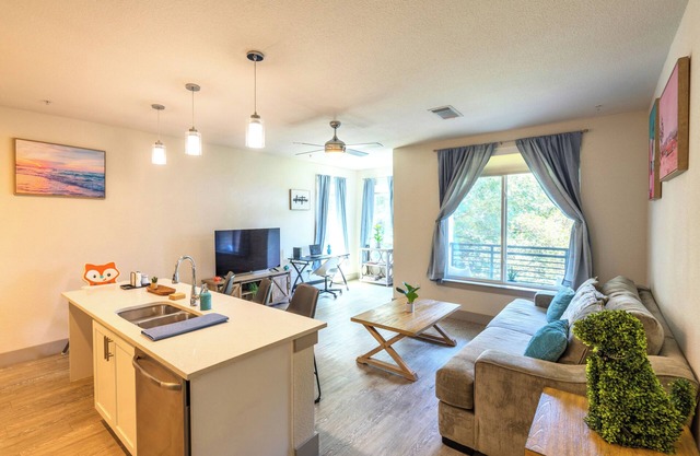 Luxury Riverwalk Apt: Pool, Views, Near Pearl & Alamo—Your Downtown Escape!