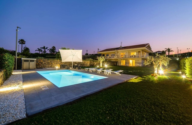 Luxury, seascape, Etna view, pool, 3 kms from the sea, superior furniture