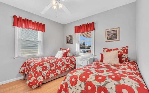 Luxury Seaside Getaway! Sleeps 7
