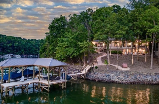 Luxury Secluded Lake Home King Beach Views Dock