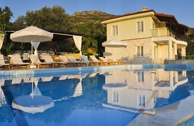 Luxury secluded five bedroom Villa Heated Pool Jacuzzi, Unobstructed views