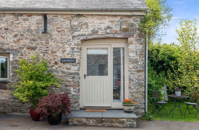 Luxury self-contained cottage for two with wood fired hot tub