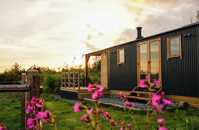 Luxury Shepherds Hut with hot tub, firepit and gas barbeque