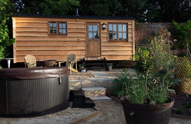Luxury Shepherds Hut with hot tub and WiFi in rural location near Bath +Bristol