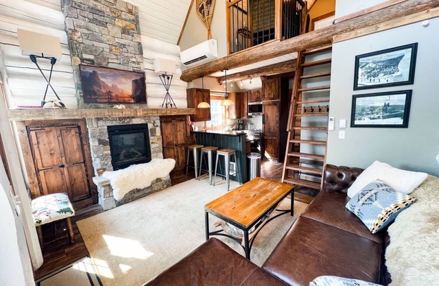Luxury Ski In/Ski Out Log Cabin w/Private Hot Tub. Sleeps 6!