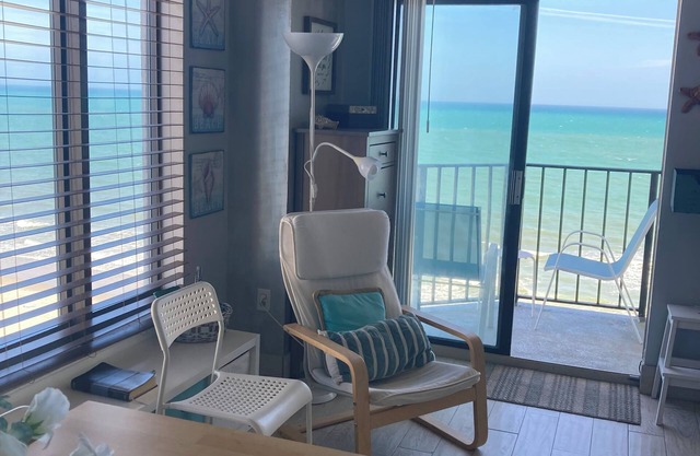Luxury Sleep on the Beach.Newly renovated Treasure Chest condo