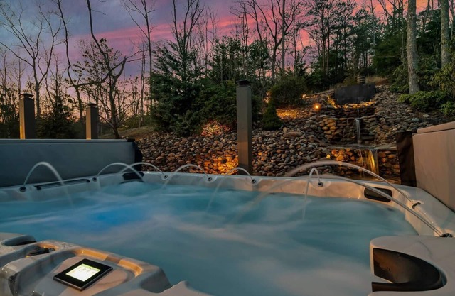 🏡 Luxury Smoky Mountain Retreat | Mega Spa, Game Room & Stunning Views