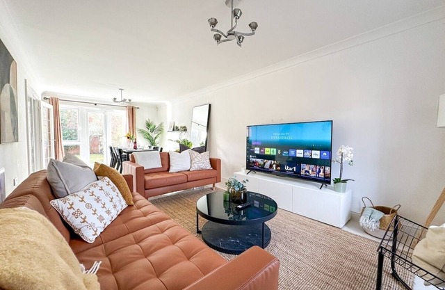 Luxury & Spacious 5 Bedroom Townhouse - Sleeps 8