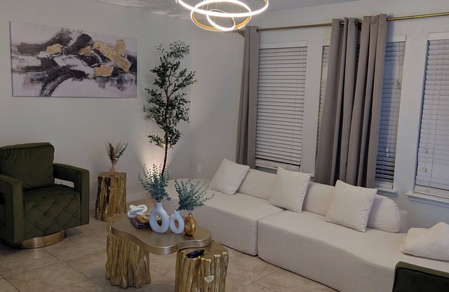 Luxury Spacious 9-bed Houston with Game Room , Cinema , Record Studio + HOT TUB