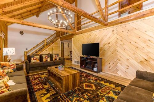 Luxury Spacious Cabin Hot Tub, Theater, 5 Acres in Hocking Hills