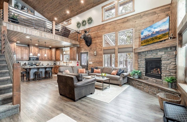 Luxury Spacious Lodge w/Dock, Hot Tub Firepit, 25 Mi to Yellowstone - Henry's Lake Hideaway