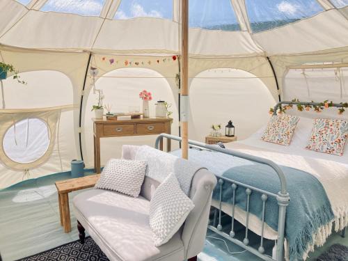 Luxury Stargazing Glamping - Seren Hardd with Hot Tub