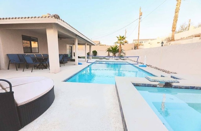 Luxury Stay, Heated Pool + Spa, Game Room, Gym, Mini Golf, Boat Parking