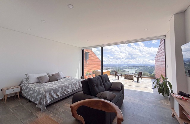 Luxury Stay with Fireplace, Jacuzzi & Overlooking the Rock of El Peñol-Guatape