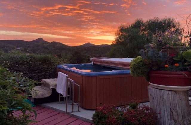 Luxury Suite In A Mountain Hilltop Retreat ~ Lush Garden Oasis ~ Sunset Hot Tub!