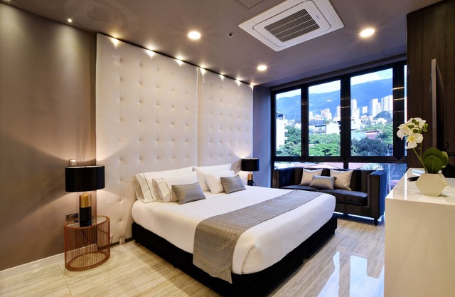 Luxury Suite w/Balcony at the heart of Lleras Park