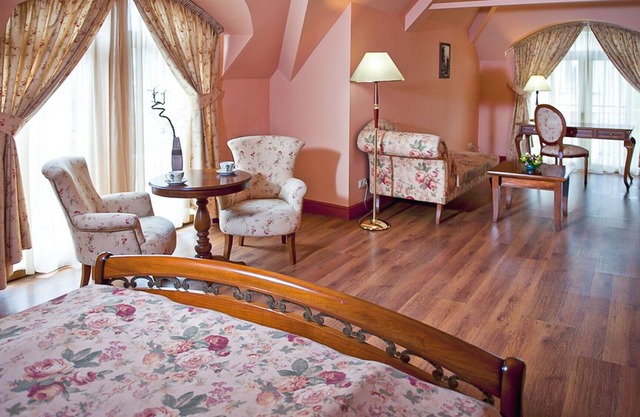 Luxury Suite With Courtyard View And Wellness