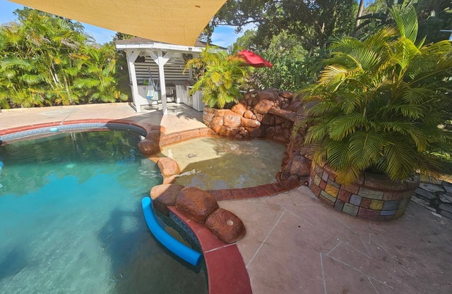 Luxury Tampa Home w/Private Pool-Pet friendly- Near Everything. EV charger