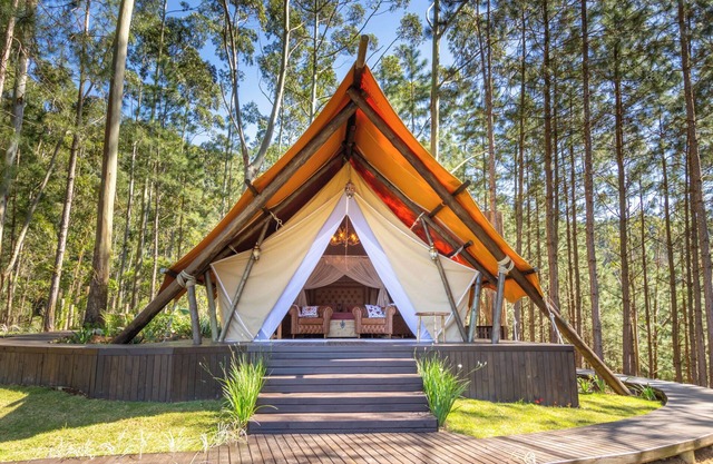 Luxury tent with 3 bathtubs, breakfast and large garden