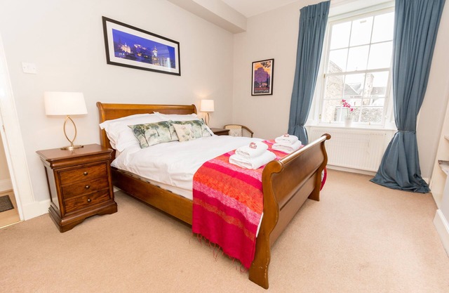Luxury Thistle New Town 1 Bed Apt Super King