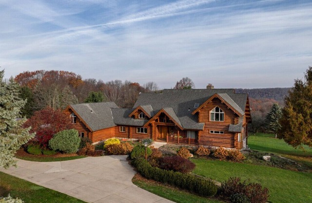 Luxury Timber Lodge w/Hot Tub-Sleeps 20