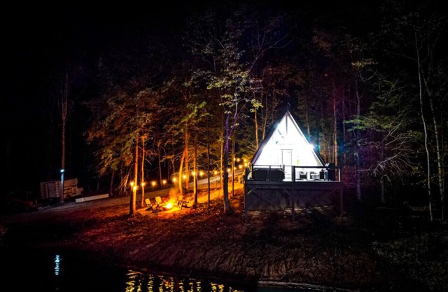 Luxury Tiny Cabin on Pond w/Hot Tub, Loft & Resort Game Room – 20 Mins to Red River Gorge