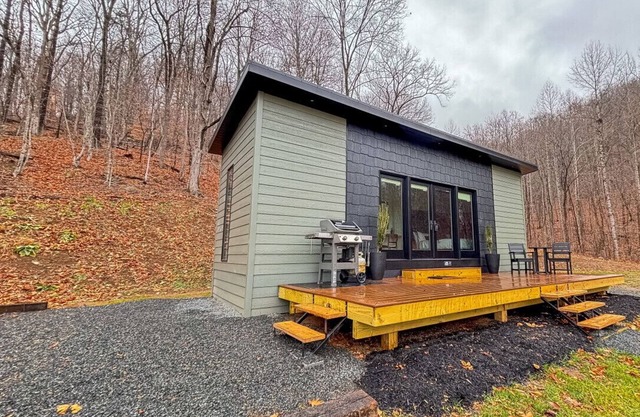 Luxury Tiny Home on Large Farm with Mountain & River Views - Hilltop Cottage