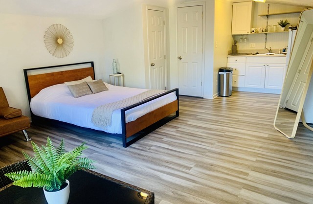 Luxury Tiny House 1 mile from The Battery Atlanta