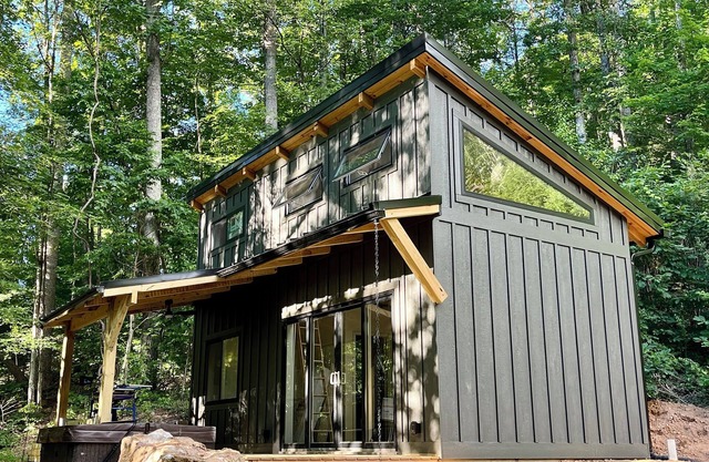 Luxury Tiny House, hot tub, views, close to Asheville & Black Mt.