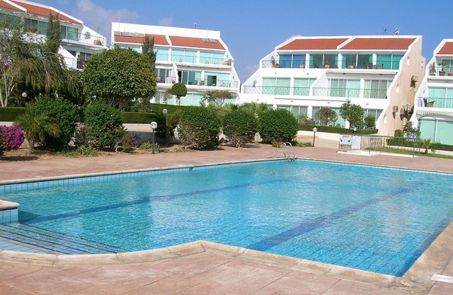 Luxury top floor apartment with wifi and swimming pool, near the sea