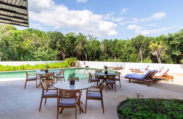 Luxury Top Floor Apartment Pool BBQ Hot Tub 402ab