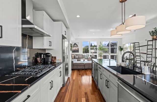 Luxury Townhome 2 Car Garage and Decks 2 Billiards Room