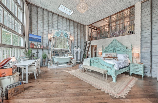 Luxury Treehouse Retreat near Charleston with Loft Pet friendly