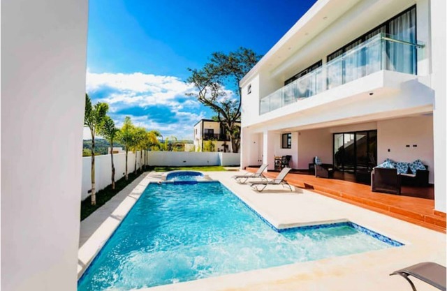 Luxury Tropical Paradise Villa, 4 bed. W Pool