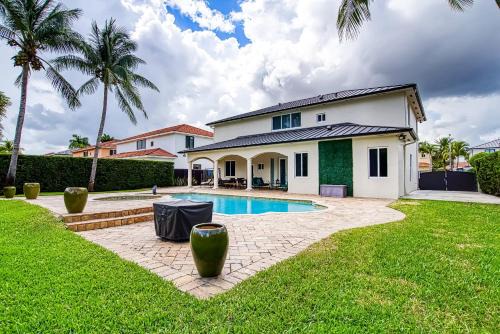 Luxury Tropical Living , 4BR w Backyard Pool Oasis