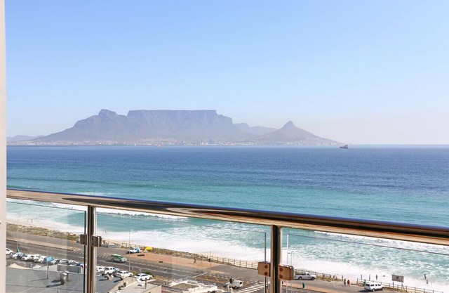Luxury Unit with iconic breathtaking views of Table Mountain & Robben island.