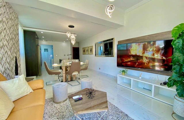 Luxury Upscale, City Center Condo, Full AC, Fast Wi-Fi, Pool, King Bed, Near All