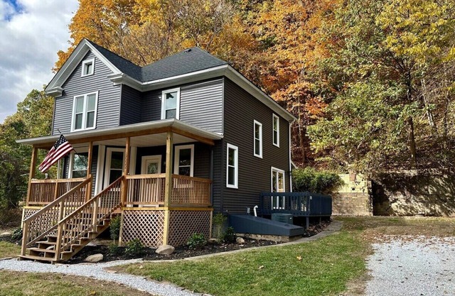 Luxury Vacation Rental Home with Hot Tub near Hocking Hills - 1st Choice Lodging