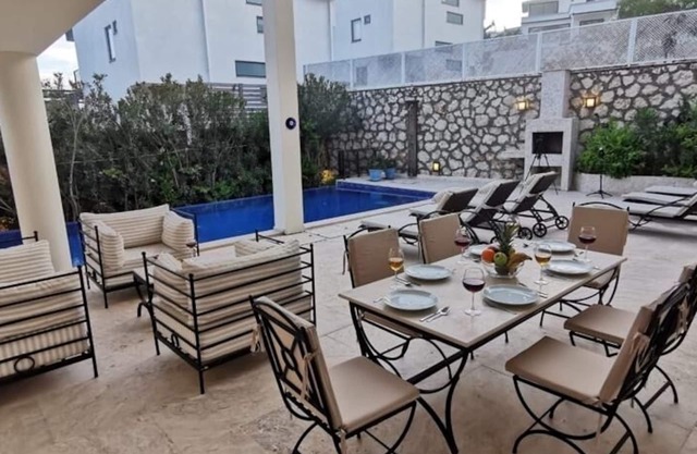 Luxury, very central 3 bedroom apt, private pool open plan secluded outside