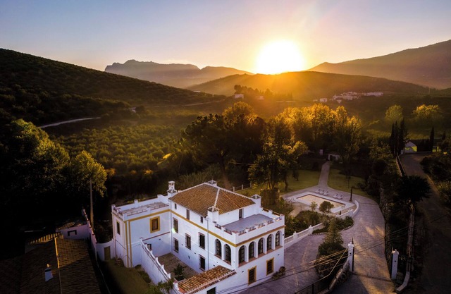 Luxury villa : 11 bedrooms and 7 bathrooms : Special for large groups and events.