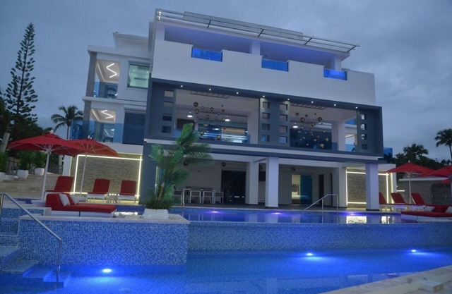 Luxury Villa*12rooms,comfort,pool & relax.10min from airport & beach.