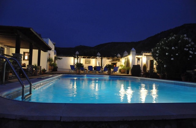 Luxury villa, 2 pools, Jacuzzi, WiFi, equestrian