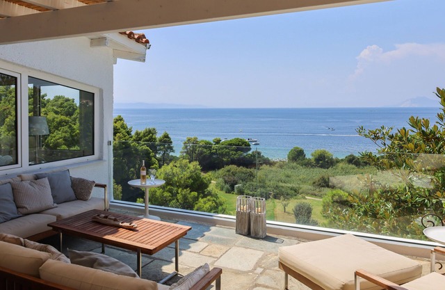 Luxury Villa Alma in Skiathos. Steps to the beach., 10 min to Town.