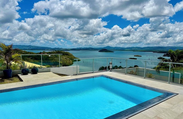 Luxury villa for 8 people, 30° heated pool + sea view = SUPER HOLIDAY