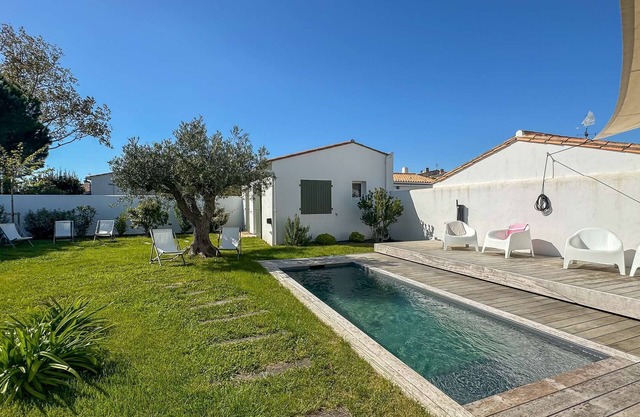 Luxury villa with swimming pool for 8 people